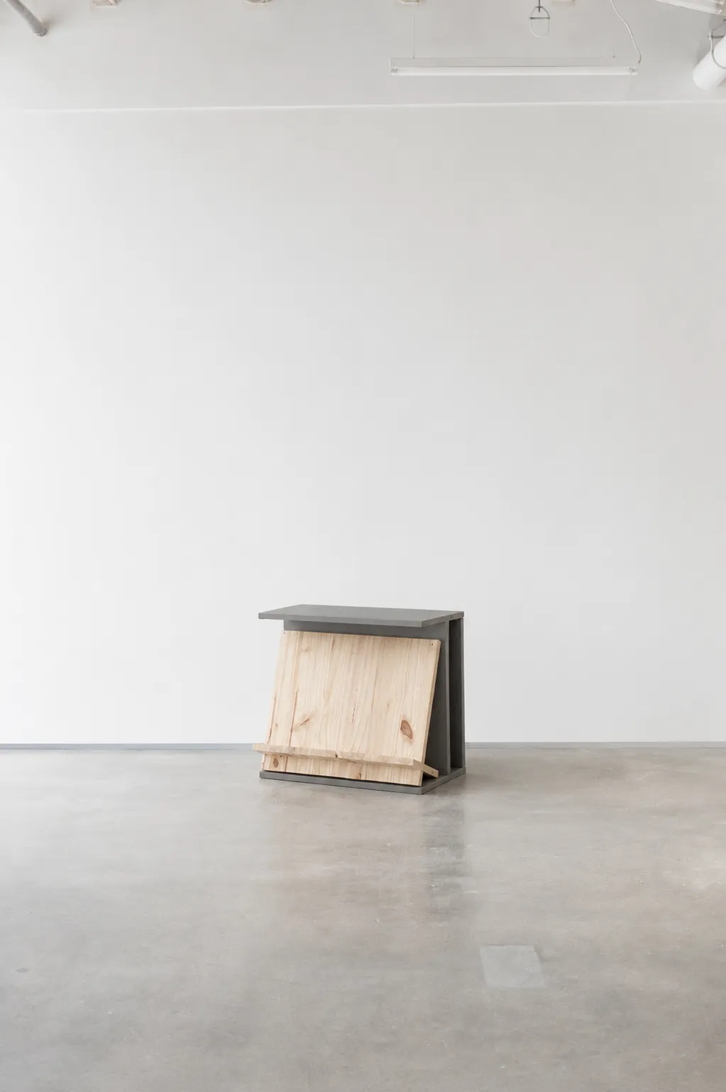 Pièce sculpturale en bois et métal exposée — Paris, France