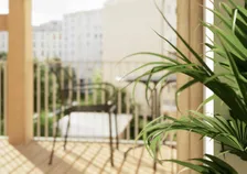 Parcours communautaire, balcon planté ouvert sur le cœur d'îlot — rendu