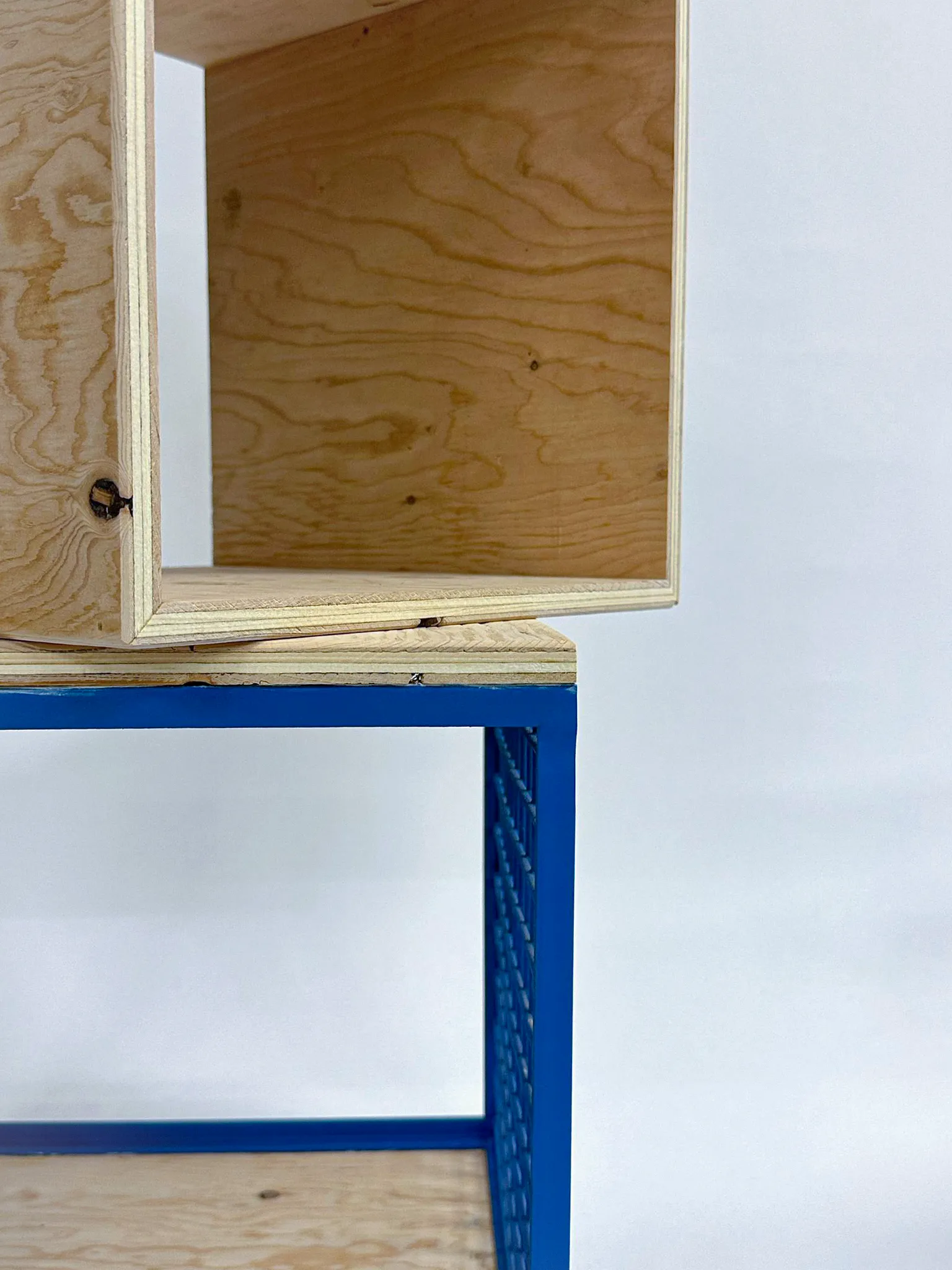 Détail d'assemblage bois et grillage métallique — Montréal, Canada