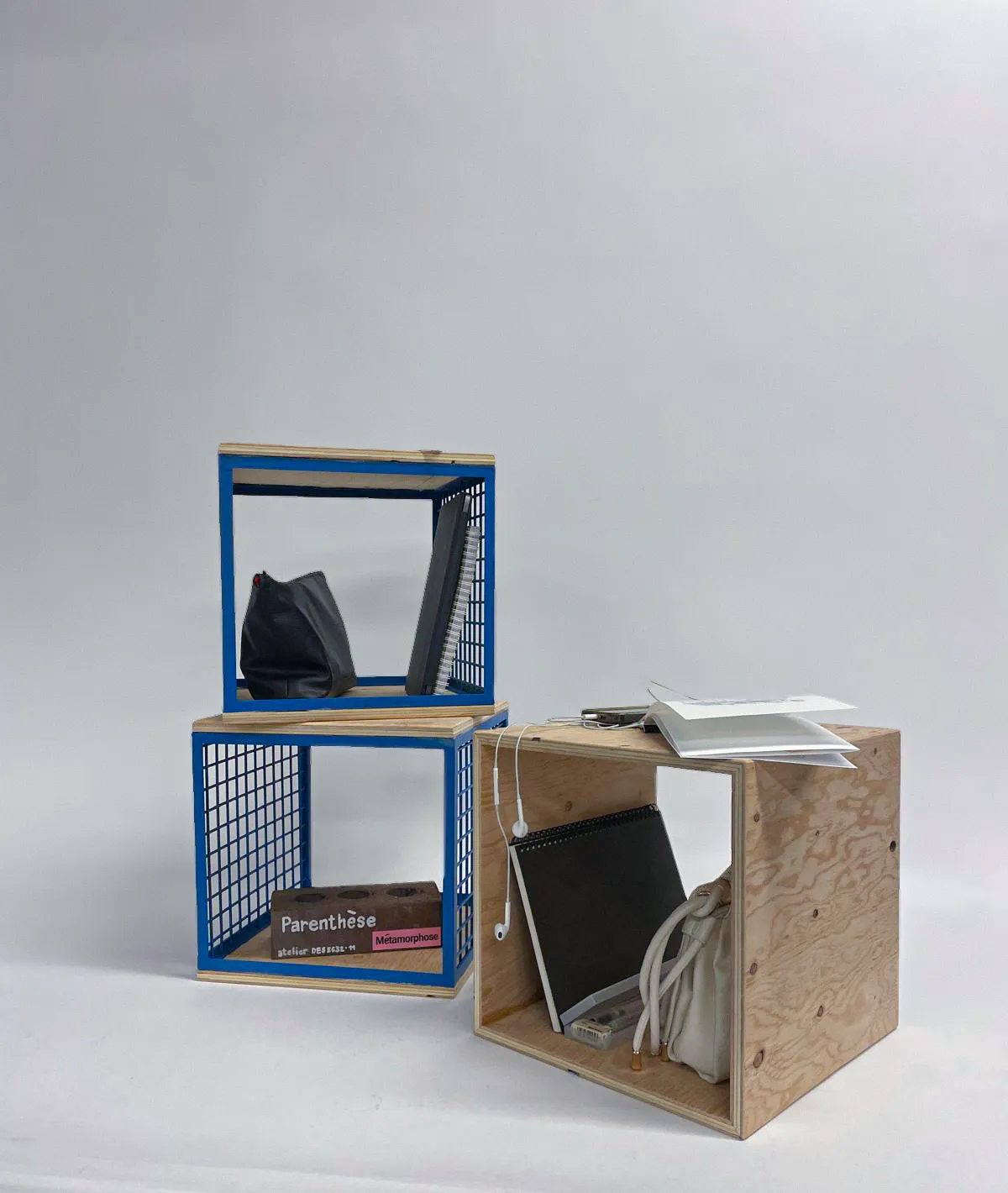 Mobilier modulaire bleu et bois, projet Parenthèse — Montréal, Canada