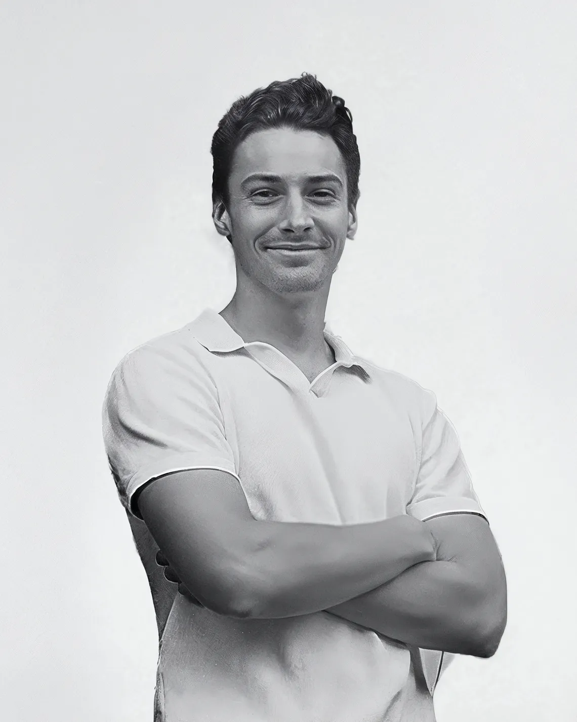 Romain Legay, fondateur d'Impulso, debout, les bras croisés — portrait