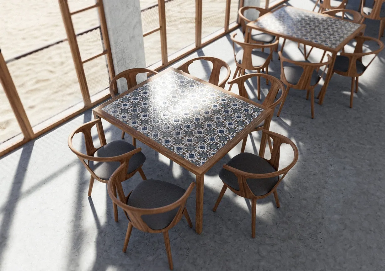 Tables de repas à plateaux de carreaux portugais et chaises en bois, face à la plage — São Sebastião, Brésil