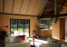 Séjour sous charpente bois, lumière de jour — rendu intérieur